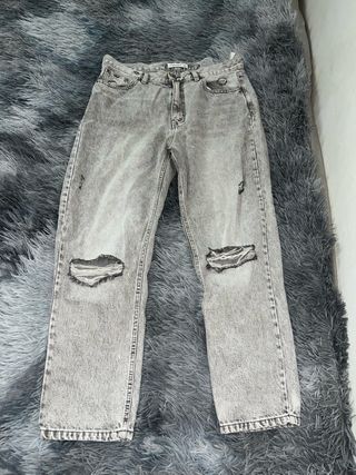 Pantalones anchos grises desgastados