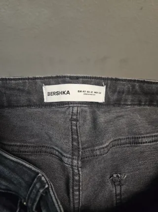 Pantalones grises con salpicaduras