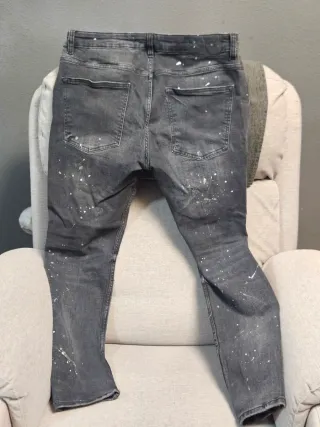 Pantalones grises con salpicaduras