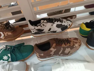 Deportivas blancas y negras diferentes tallas