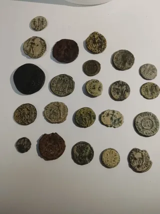 Lotto di 22 antiche monete romane
