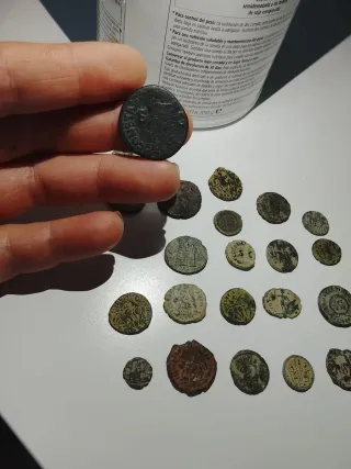 Lotto di 22 antiche monete romane