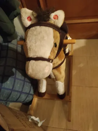Caballito balancín de peluche con sonido.
