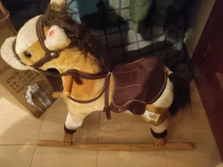 Caballito balancín de peluche con sonido.