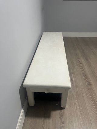 Banco de madera blanco con estante