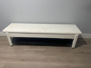 Banco de madera blanco con estante