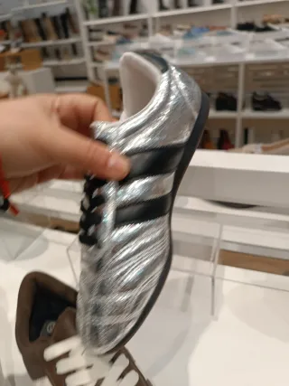 Zapatillas  plateadas y negras diferentes tallas