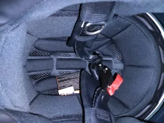 Casco de moto blanco con visera