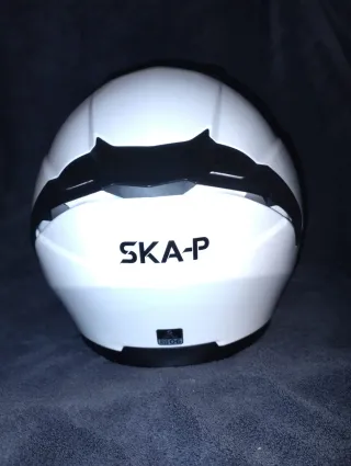 Casco de moto blanco con visera