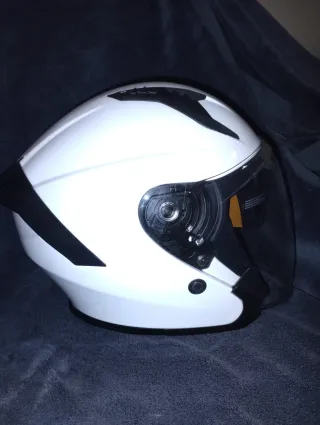 Casco de moto blanco con visera