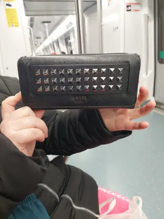 Monedero Guess Negro Tachuelas