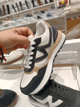 Deportivas negras y blancas diferentes tallas