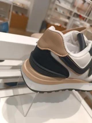 Deportivas negras y blancas diferentes tallas