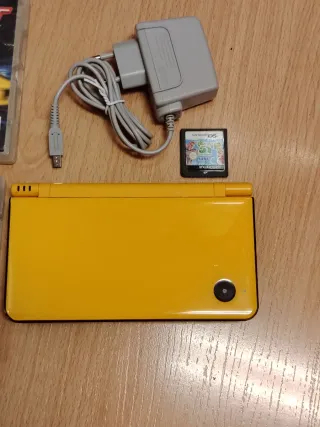 Nintendo DSi XL Amarilla + 3 Juegos y Cargador