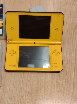 Nintendo DSi XL Amarilla + 3 Juegos y Cargador