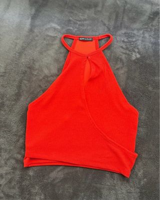 Top rojo halter con abertura