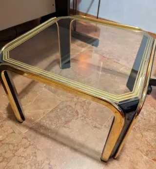 Mesa centro cristal y metal dorada