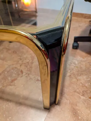 Mesa centro cristal y metal dorada