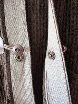 Cardigan con capucha marrón y gris