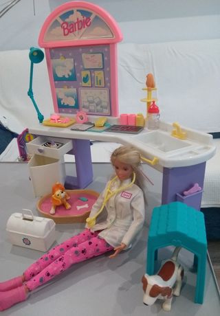 Barbie veterinaria con accesorios