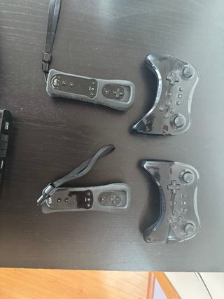 Nintendo Wii U + 2 Pro Controllers + 2 Wiimotes