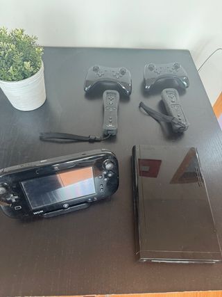 Nintendo Wii U + 2 Pro Controllers + 2 Wiimotes