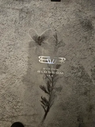 Tabla Burton Blossom 144 + Fijaciones Scribe M