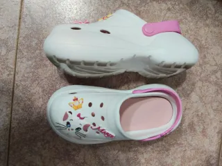 Zuecos estilo Crocs blancos y rosas