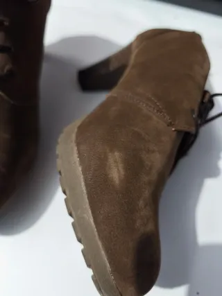 Botines de ante marrones con cordones