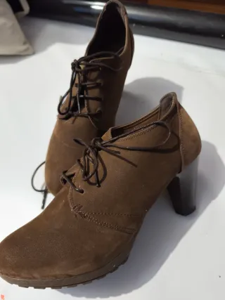 Botines de ante marrones con cordones