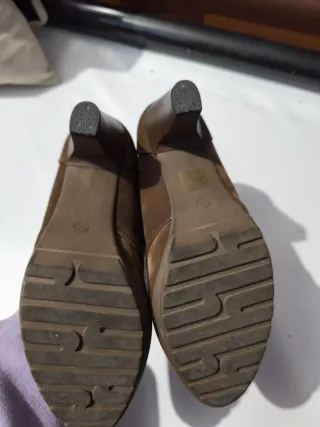 Botines de ante marrones con cordones