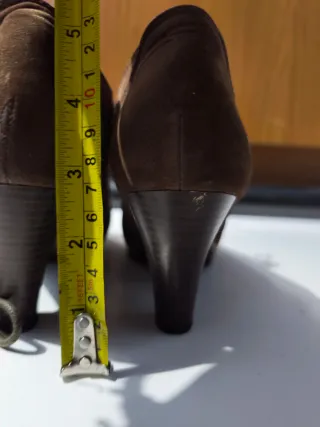 Botines de ante marrones con cordones