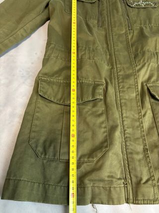 Chaqueta verde Stradivarius con tachuelas S