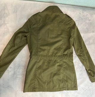 Chaqueta verde Stradivarius con tachuelas S