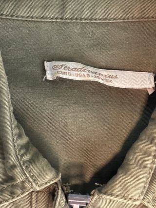Chaqueta verde Stradivarius con tachuelas S