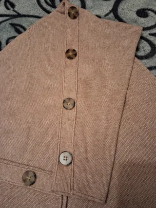 Jersey beige con botones en mangas