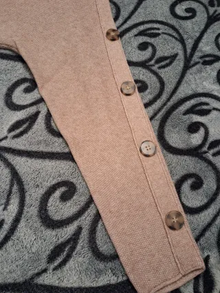 Jersey beige con botones en mangas