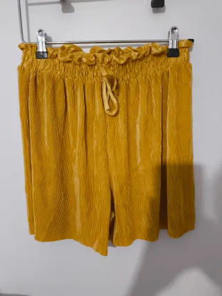Pantalón corto flare amarillo