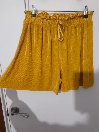 Pantalón corto flare amarillo