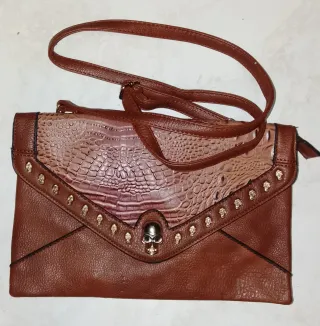 Bolso marrón con calaveras