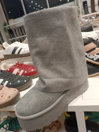 Botas grises con flecos y plataforma diferentes ta