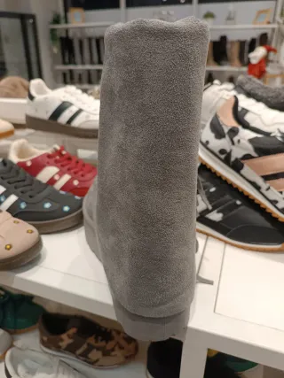 Botas grises con flecos y plataforma diferentes ta