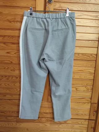 Pantalón gris Zara con raya lateral