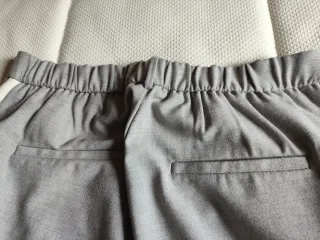 Pantalón gris Zara con raya lateral
