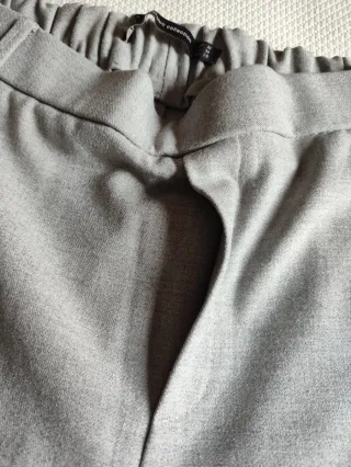 Pantalón gris Zara con raya lateral