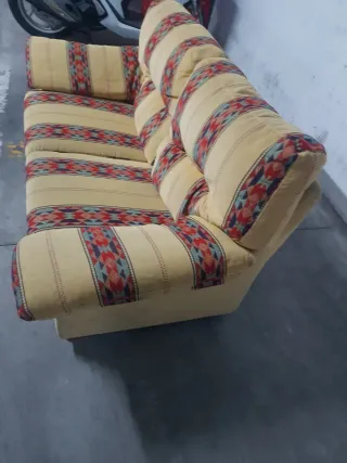 Sofá amarillo con estampado.