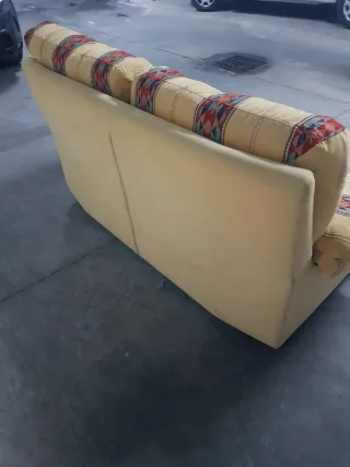 Sofá amarillo con estampado.