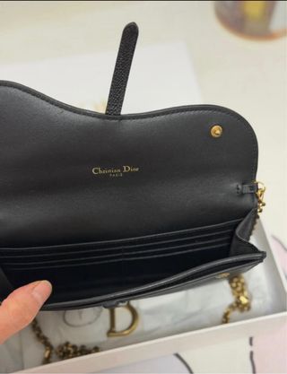 Cartera Dior Saddle Negra con D Dorada.
