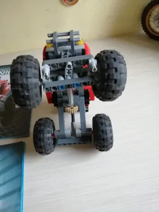 LEGO. Juguete de construcción tipo coche