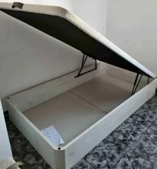 Cama con cabecero tapizado